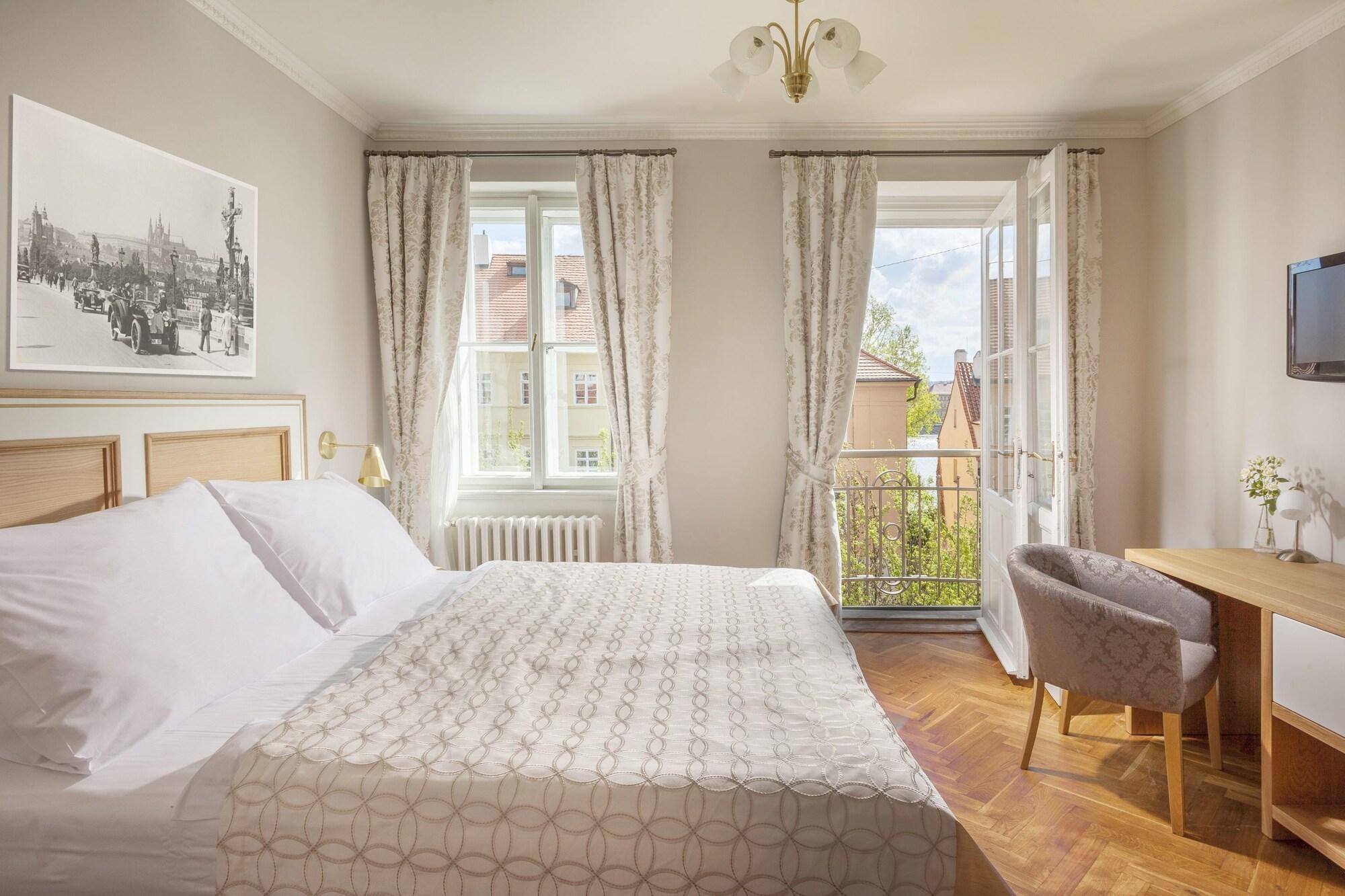 Hotel At The Golden Scissors Прага Экстерьер фото