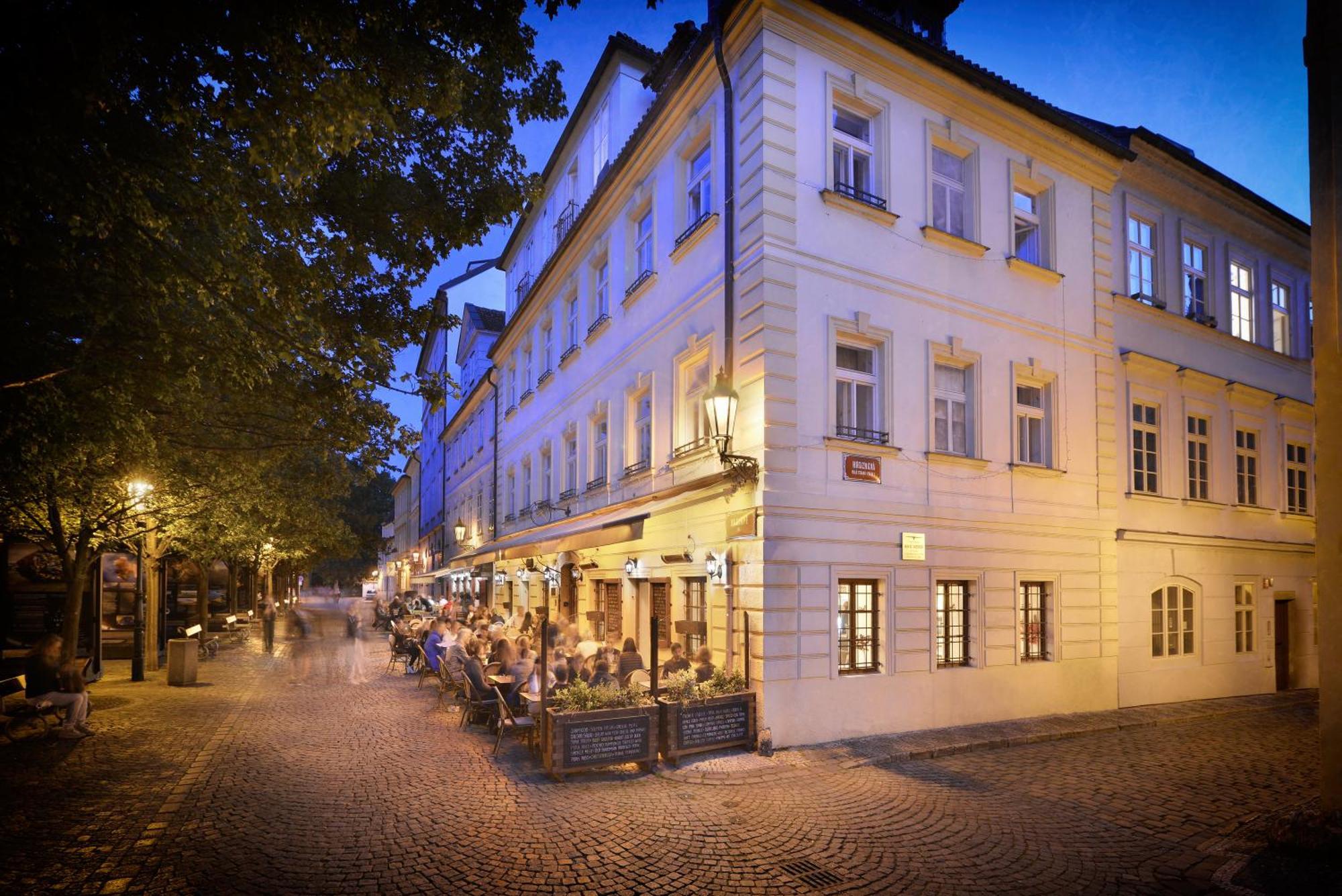 Hotel At The Golden Scissors Прага Экстерьер фото