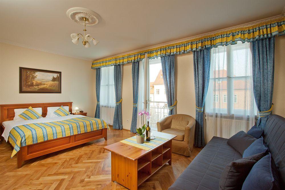 Hotel At The Golden Scissors Прага Экстерьер фото