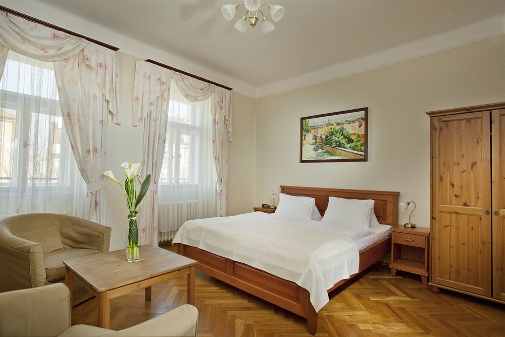 Hotel At The Golden Scissors Прага Экстерьер фото