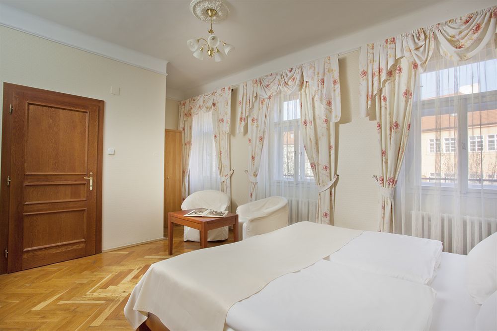 Hotel At The Golden Scissors Прага Экстерьер фото