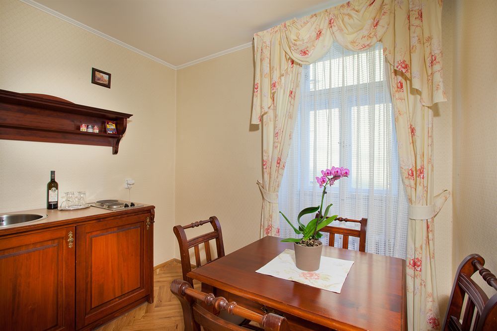 Hotel At The Golden Scissors Прага Экстерьер фото