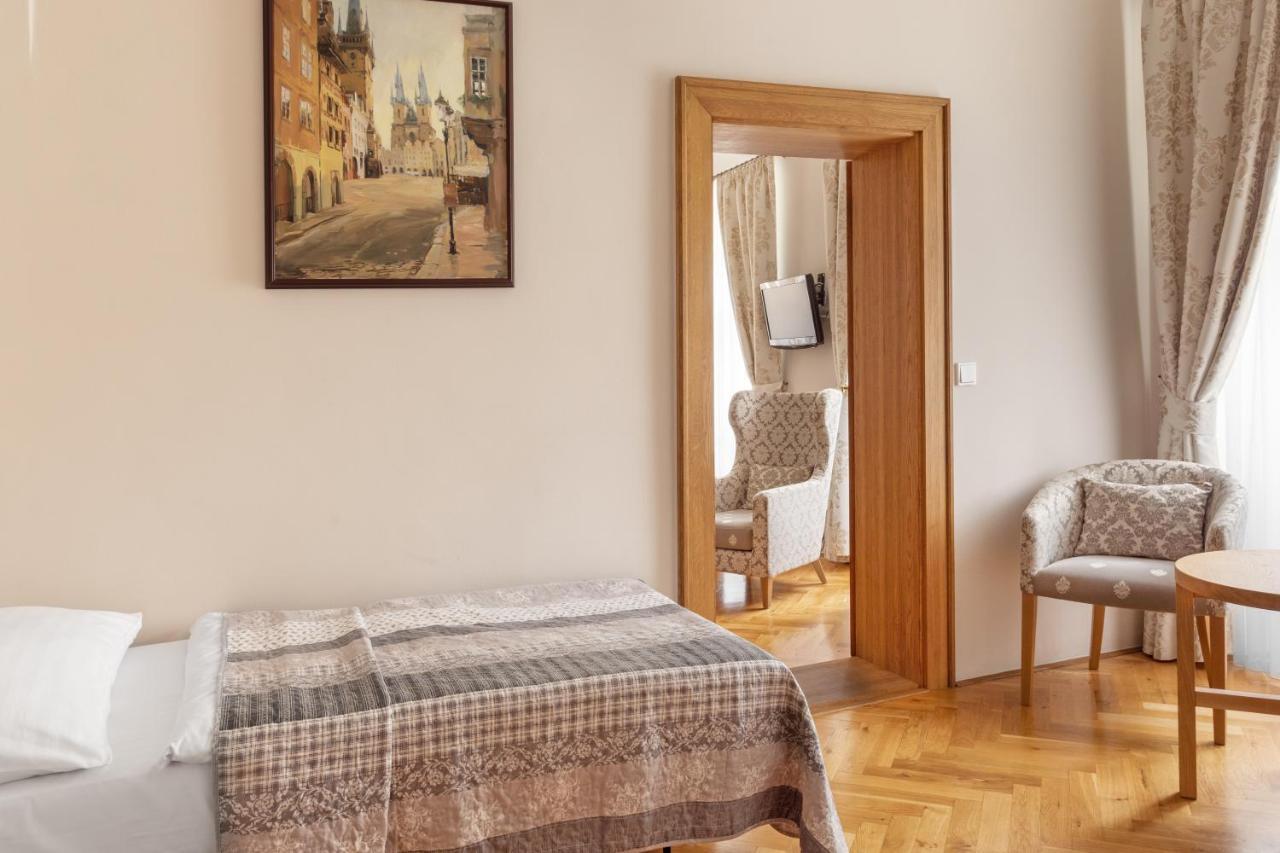 Hotel At The Golden Scissors Прага Экстерьер фото