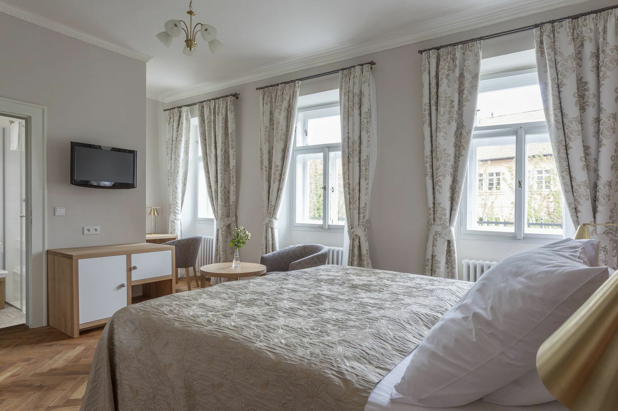 Hotel At The Golden Scissors Прага Экстерьер фото