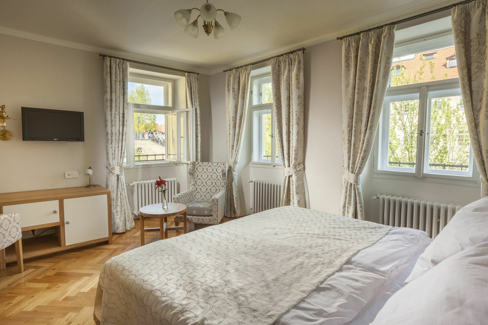 Hotel At The Golden Scissors Прага Экстерьер фото
