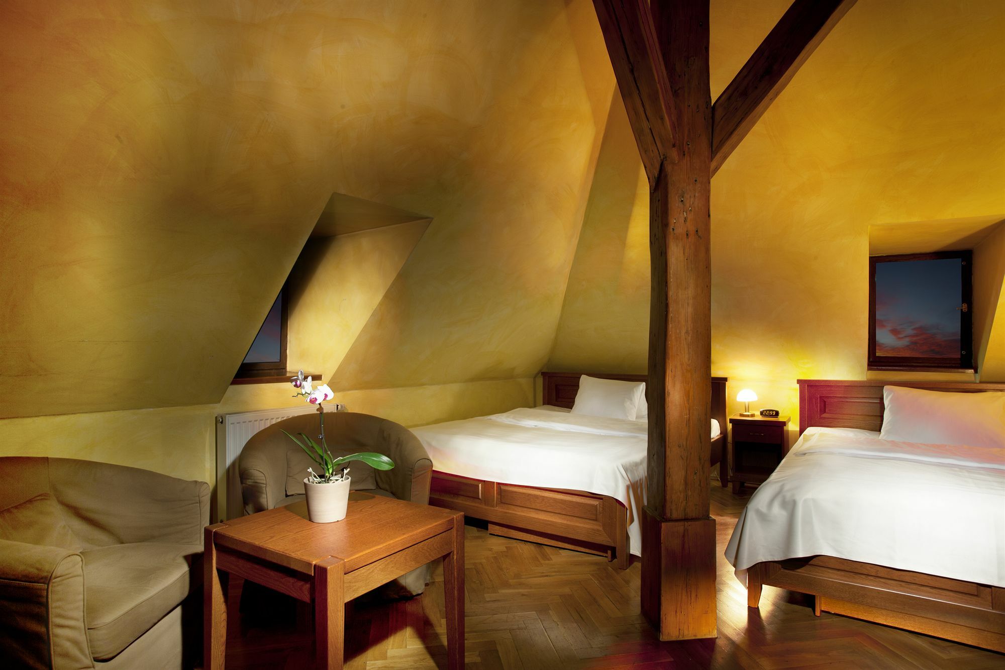 Hotel At The Golden Scissors Прага Экстерьер фото
