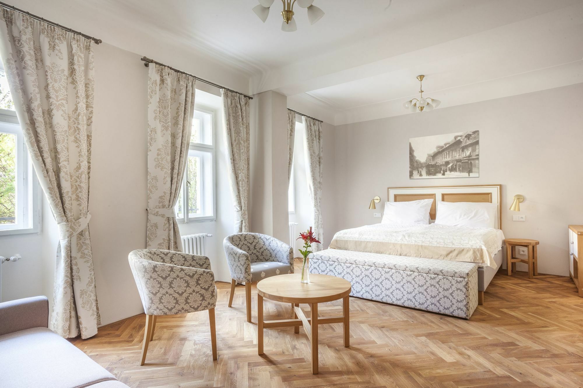 Hotel At The Golden Scissors Прага Экстерьер фото