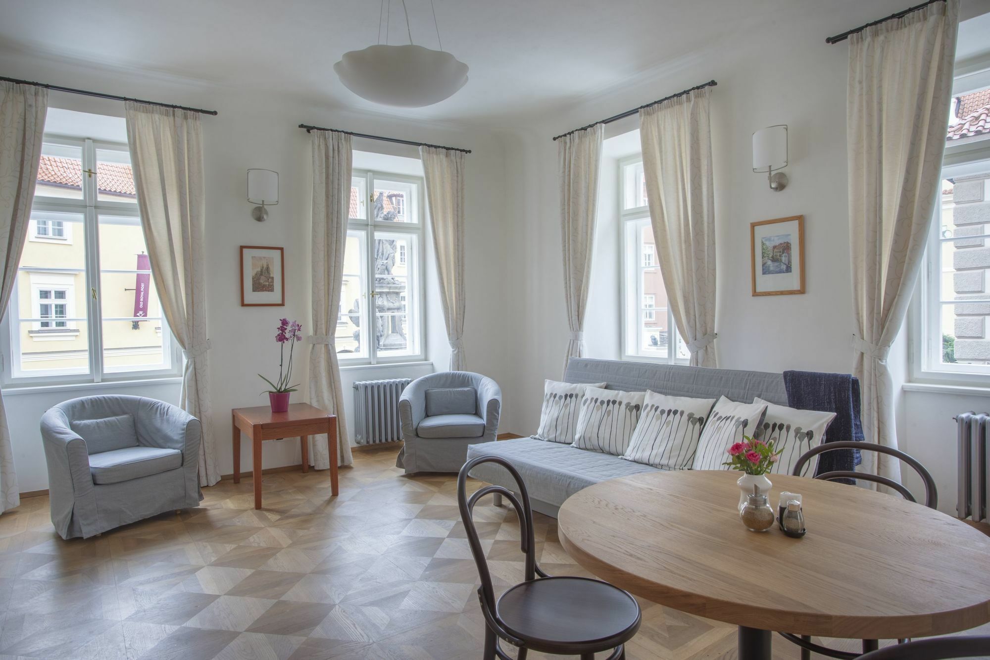 Hotel At The Golden Scissors Прага Экстерьер фото