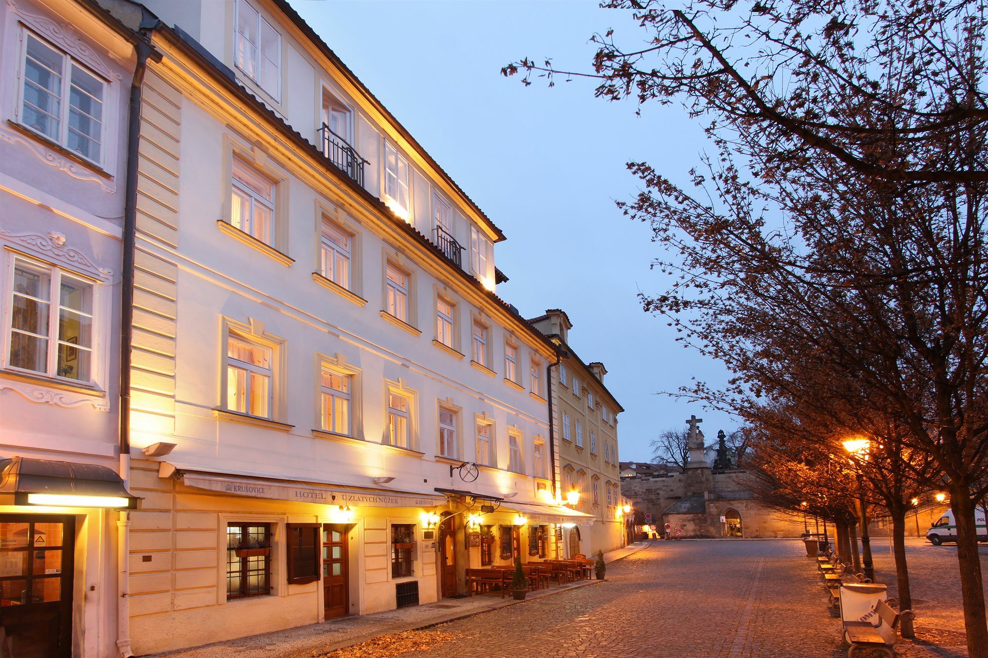Hotel At The Golden Scissors Прага Экстерьер фото