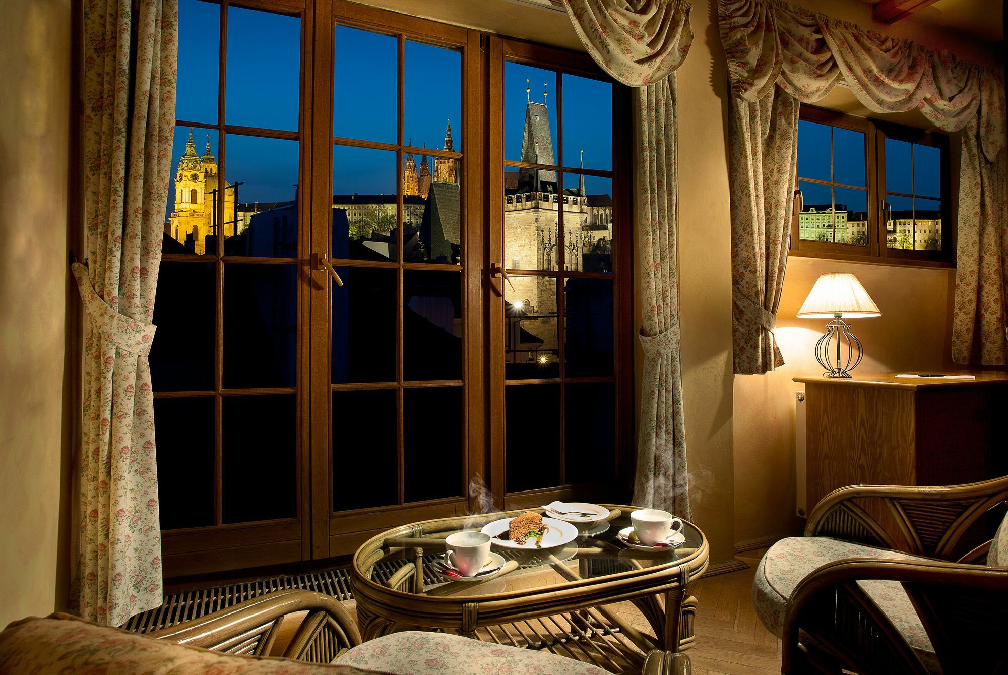 Hotel At The Golden Scissors Прага Экстерьер фото