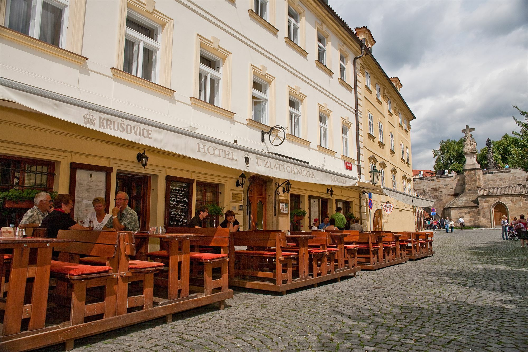 Hotel At The Golden Scissors Прага Экстерьер фото